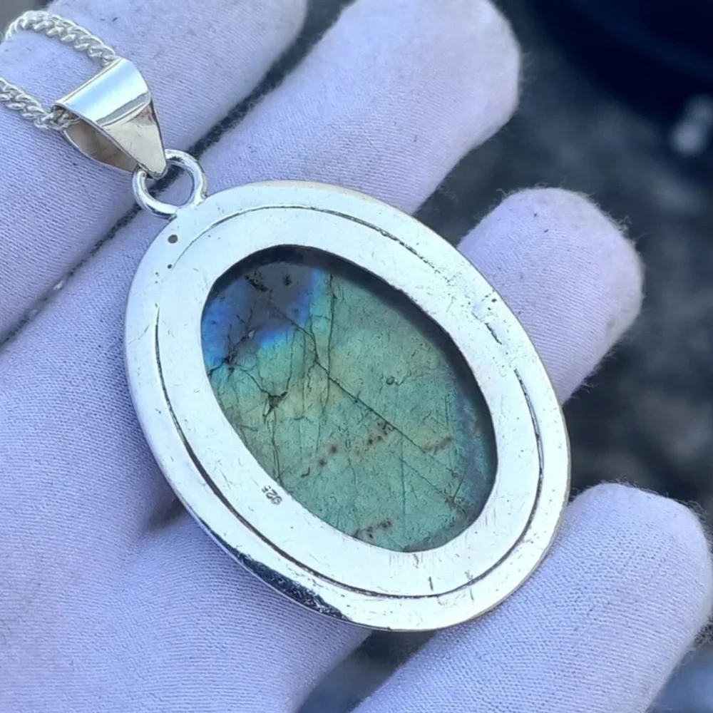 Gorgeous Handmade Labradorite 925 Sterling Silver Pendant - Picture 4 of 4